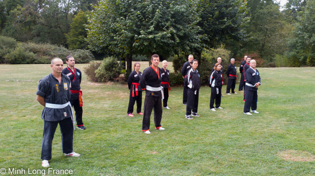 Les participants prêts au salut